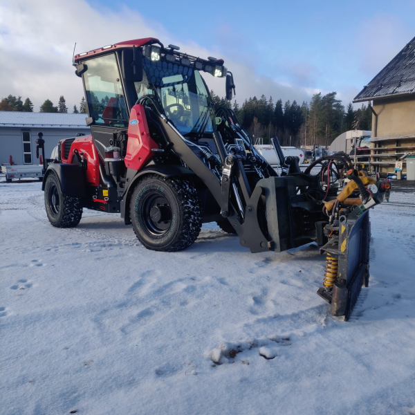 Kuvassa uusi punainen työkone, jossa on aura.