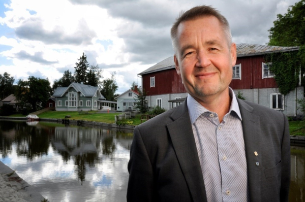 Forssan kaupunginjohtaja Jari Kesäniemi taustallaan Loimijoki ja taloja.