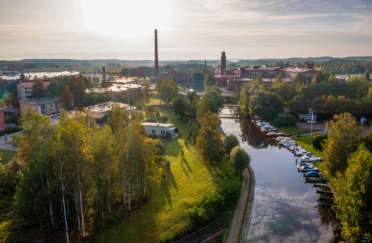 Kesäinen Loimijoki veneineen ja vehreine rantoineen kuvattuna ilmasta.