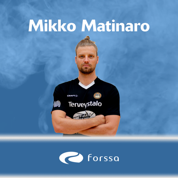 Futsalin pelaaja pelipaita yllänsä kädet puuskassa.