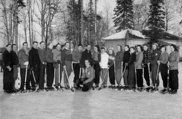 Mustavalkoinen valokuva jääpallo-ottelun osanottajista Talsoilan kentällä vuonna 1948.