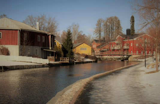 Loimijoki ja sen varren rakennukset kevättalven auringossa.