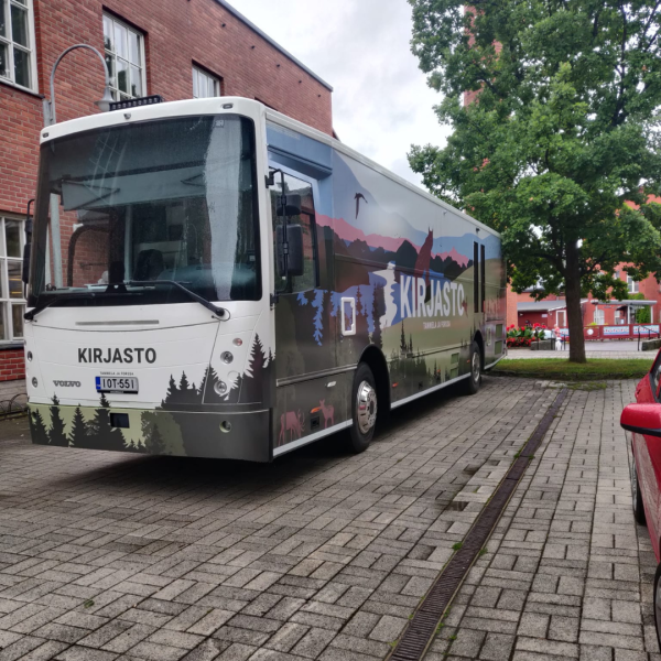 Kirjastoauto pysäköitynä kirjaston eteen