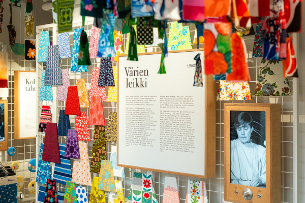 Kirjavia kuoseja Forssan museon Kuosikeskuksessa.