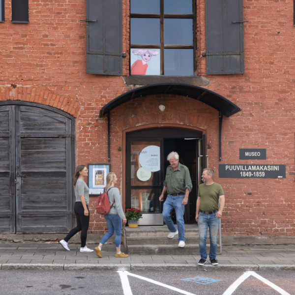 Ihmisiä Forssan museon ulko-ovella.