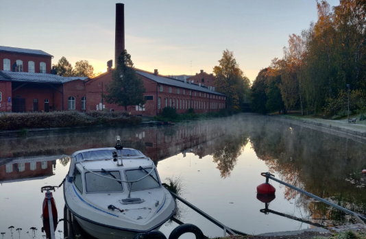 Vene peilityynen syksyisen Loimijoen rannalla.