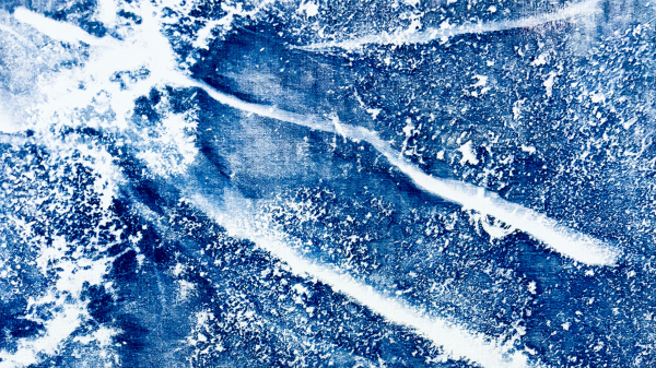 Sininen taideteos, joka muistuttaa vaahtoavaa merta.