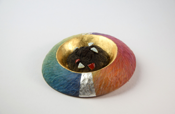 Ritva Karan taideteos, koristeellinen rintaneula.