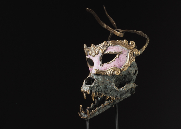 Näyttävä veistos mustaa taustaa vasten.