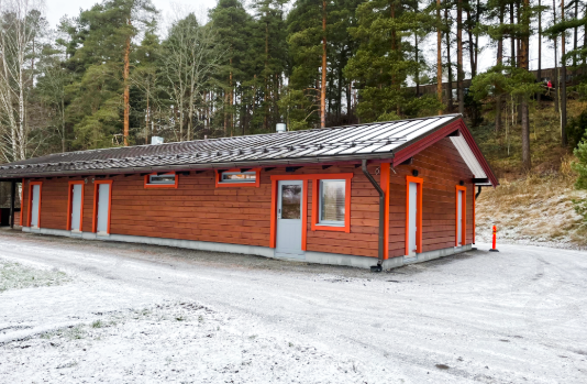 Lamminrannan puinen saunarakennus, edustalla hento lumikerros.