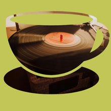 Kahvikuppi, jossa kuvana vinyylilevy ja levysoitin.