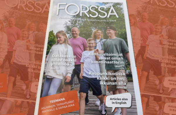 Forssan kaupungin kevään tiedotuslehden kansikuva, jossa perhe kävelee puistossa.
