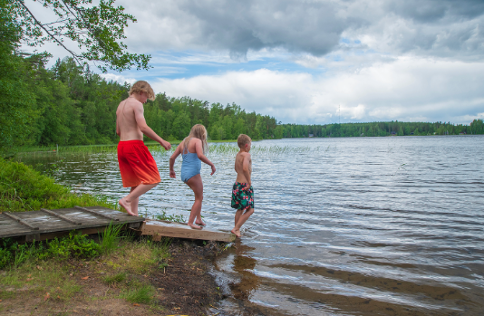 Lapset Ruostejärven laiturilla menossa veteen.