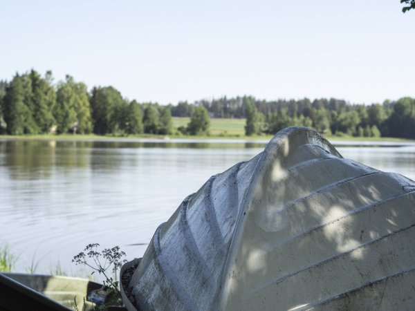 Veneitä kesäisen järven rannassa.