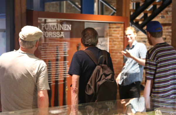 Ihmisiä Forssan museossa opastuksella.